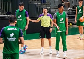 Ibon Navarro, entre Barreiro y Tyson Pérez, en un entrenamiento.