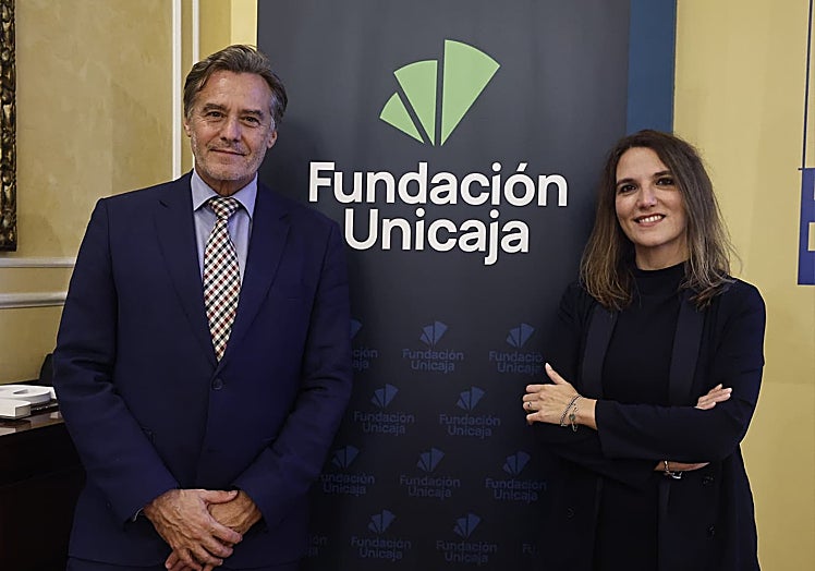 Gerardo Leronez, director de Actividades Sociales de la Fundación Unicaja y la doctora Noelia Tarazona.