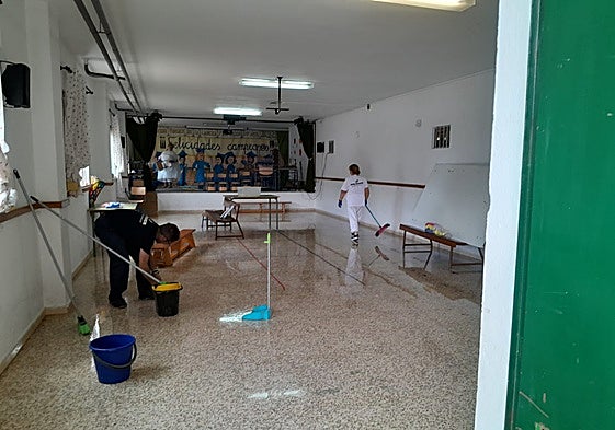 Los trabajos de limpieza que se han realizado en el colegio Virgen de la Cabeza de Ronda.