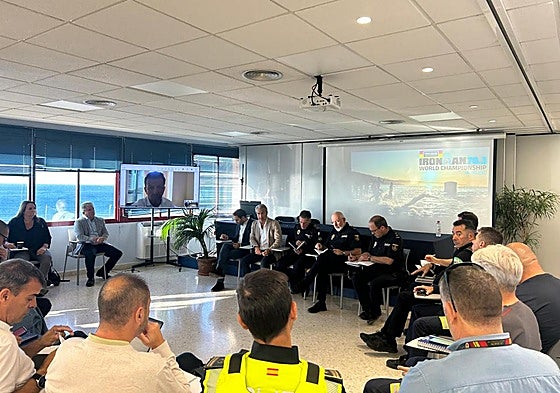 Imagen de la reunión de coordinación celebrada para garantizar la seguridad durante la prueba deportiva.