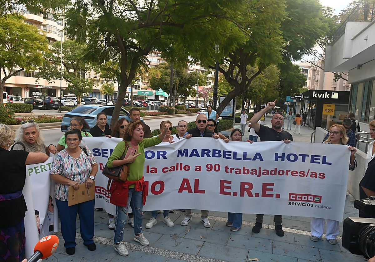 Trabajadores del hotel han protestado este lunes a las nuevas puertas del centro de salud de Ricardo Soriano aprovechando su inauguración.