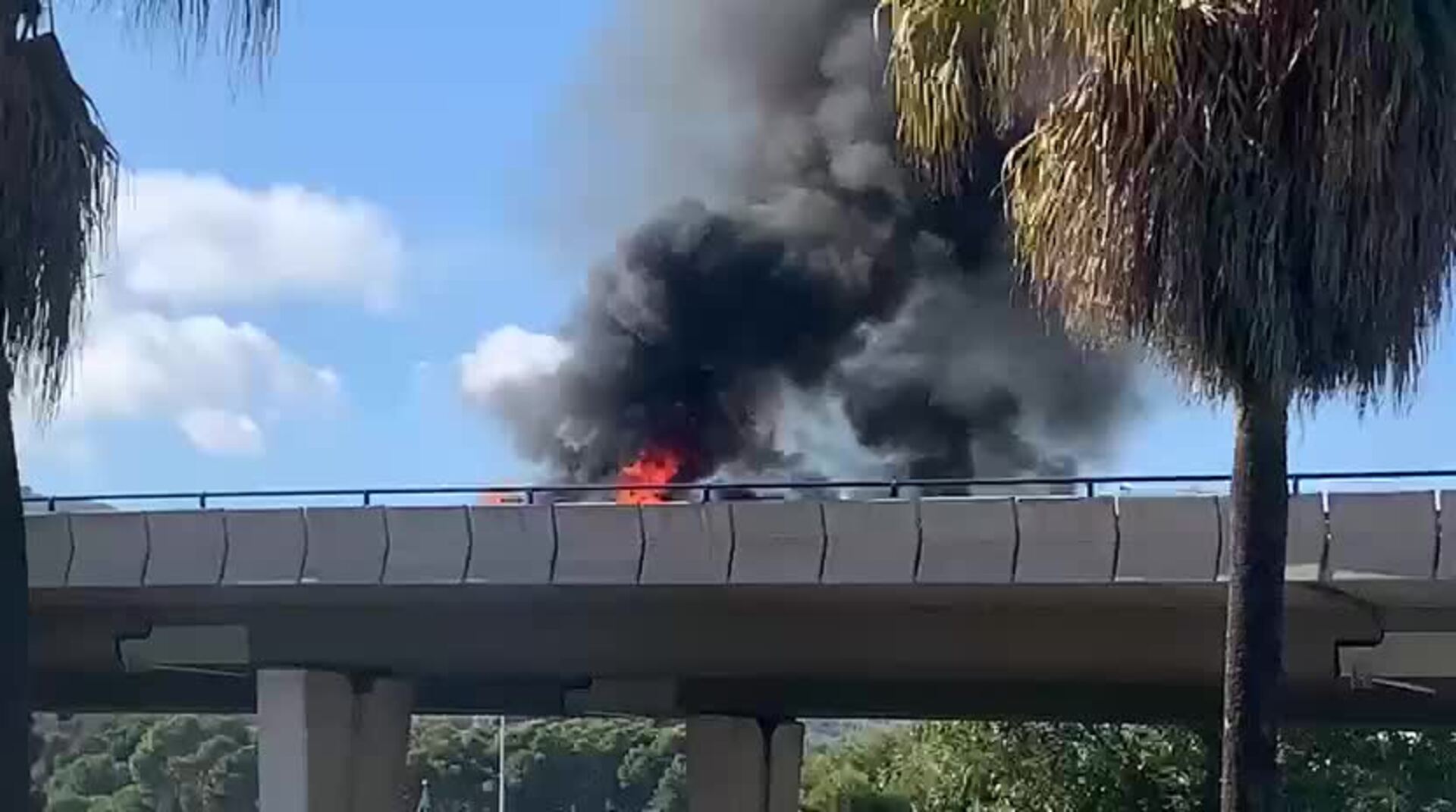 Un vehículo en llamas provoca cortes intermitentes en la MA-20 en Plaza Mayor