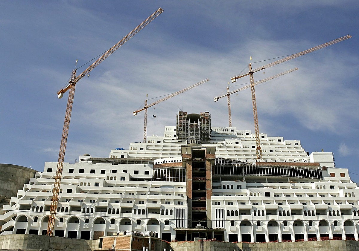 Hotel con las obras paralizadas en la playa de El Algarrobico.