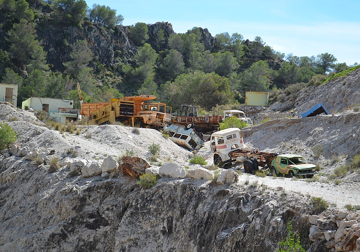Imagen de los vehículos pesados abandonados en el barranco de Los Colmenarejos