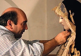 Fotografía de la portada del libro que contiene la revista La Saeta de Otoño.