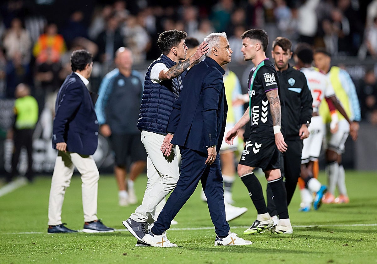 Pablo Hernández, entrenador del Castellón, consuela a Sergio Pellicer tras el encuentro.