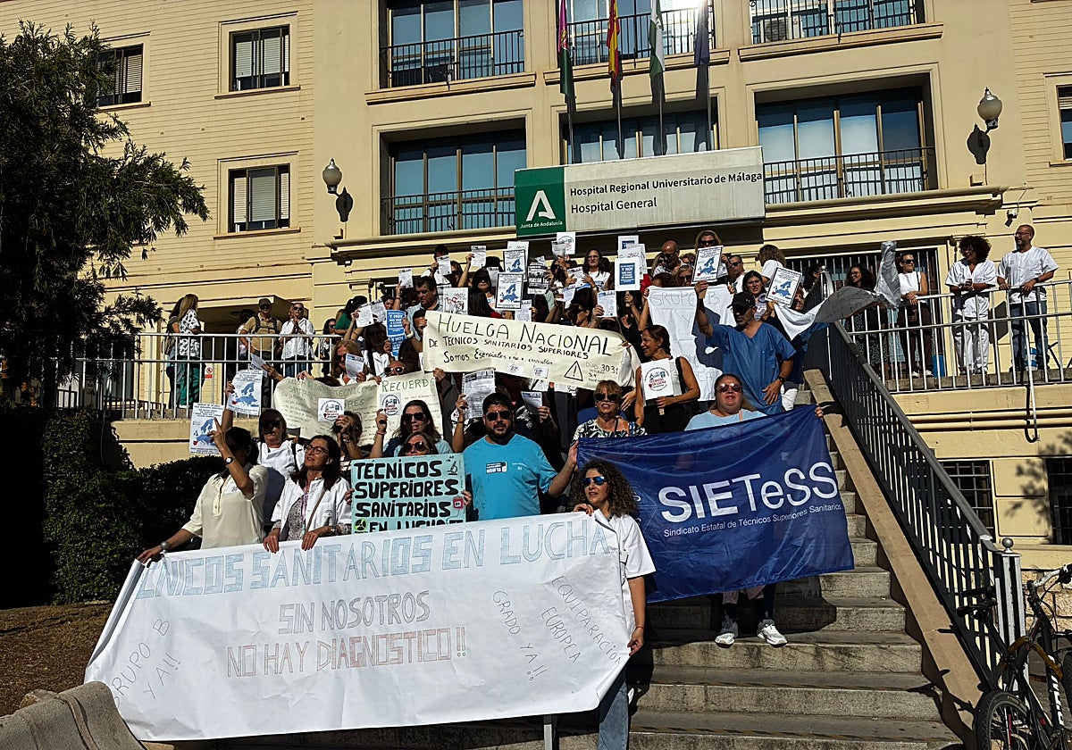 Concentración de protesta celebrada este lunes en el Hospital Regional Universitario de Málaga.