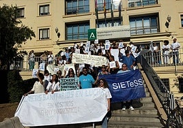 Concentración de protesta celebrada este lunes en el Hospital Regional Universitario de Málaga.