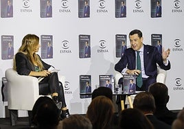 El presidente andaluz, Juanma Moreno, ayer en la presentación de su primer libro.