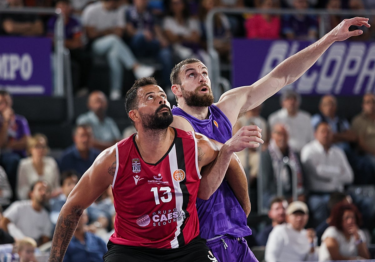 Faverani, con el dorsal 13, en un partido con el Cartagena.