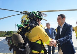 El presidente andaluz, Juanma Moreno, saluda a uno de los efectivos del Infoca.