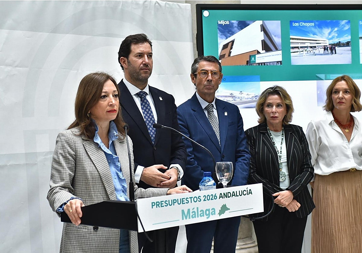 Navarro, junto a parte de los delegados provinciales, este martes en la Delegación de la Junta.