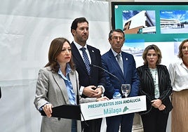 Navarro, junto a parte de los delegados provinciales, este martes en la Delegación de la Junta.