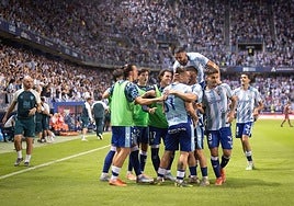 La Rosaleda y los jugadores del Málaga celebran el gol de Rafa frente al Deportivo.