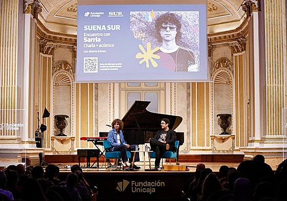 El músico malagueño Sarria, en el encuentro de Suena SUR junto al periodista Alberto Gómez, este martes en la Sala Fundación Unicaja María Cristina.
