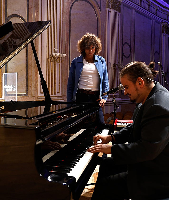 Imagen secundaria 2 - Sarria junto a Eduardo Díaz-Miguel, durante el concierto. 