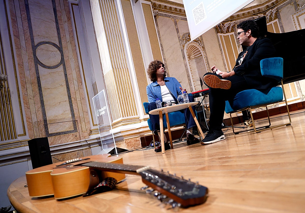 Imagen principal - El malagueño Sarria, en el encuentro de Suena SUR con el periodista Alberto Gómez. 