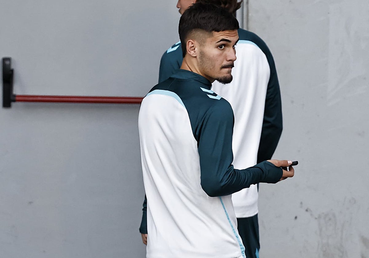 Chupete entra al interior de las instalaciones de La Rosaleda para entrenarse al margen.