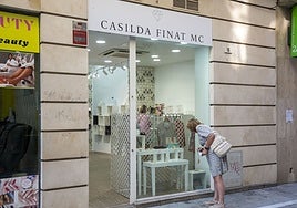 La tienda se encuentra en la calle Alarcón Luján, a unos metros de Larios.