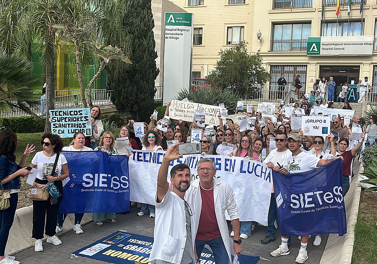 Concentración celebrada hoy en el Hospital Regional de Málaga.