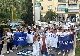 Concentración celebrada hoy en el Hospital Regional de Málaga.