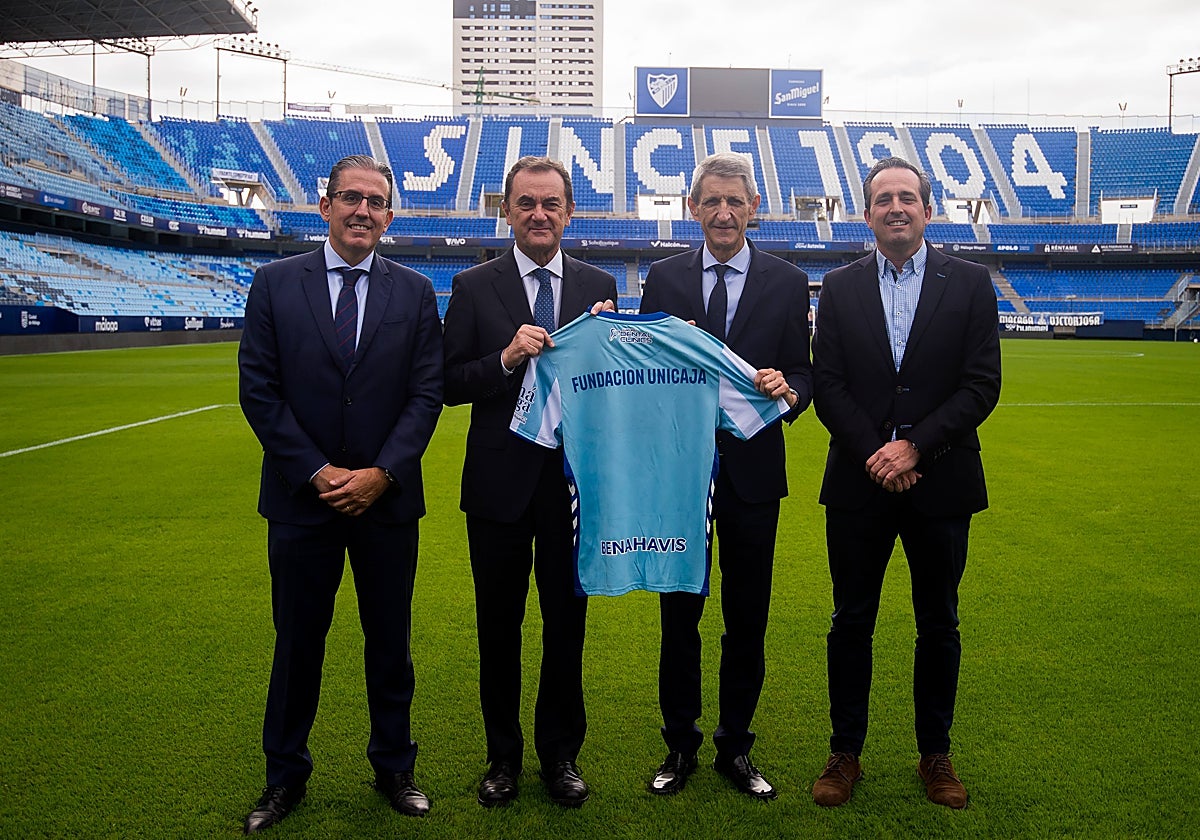 Sergio Corral, José María Muñoz, José Manuel Domínguez y Kike Pérez posan en La Rosaleda trs la firma del acuerdo.