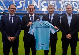 Sergio Corral, José María Muñoz, José Manuel Domínguez y Kike Pérez posan en La Rosaleda trs la firma del acuerdo.