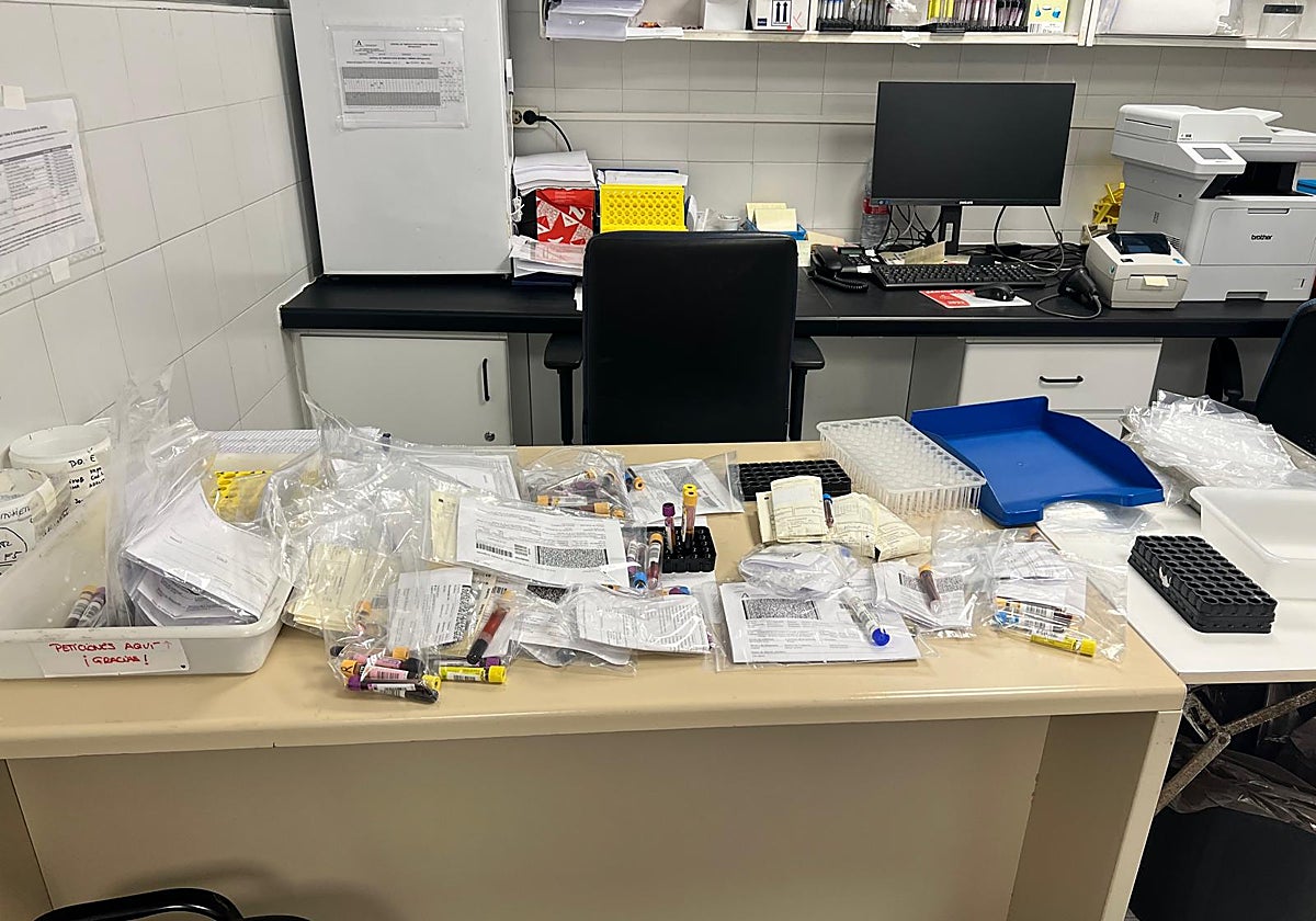 Muestras de sangre en una mesa durante los días de huelga.