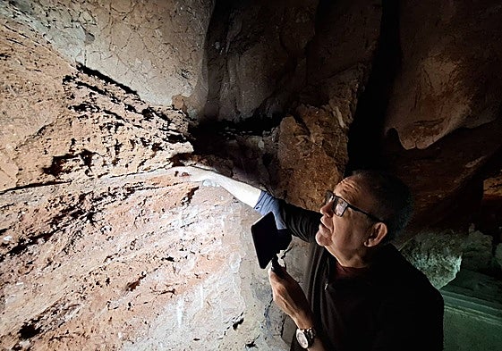 El arqueólogo Pedro Cantalajo, en la Cueva del Tesoro, escenario de este ciclo de conferencias.