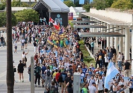 El Desfile de las Naciones ha arrancado en la plaza Antonio Banderas y ha culminado en la playa de Puerto Banús.