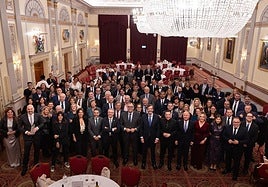 Foto de familia de los invitados a la tradicional cena de SUR en el marco de la WTM