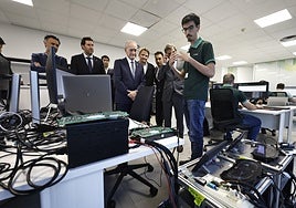 El alcalde, el consejero de Industria y otras autoridades, en la visita al laboratorio.