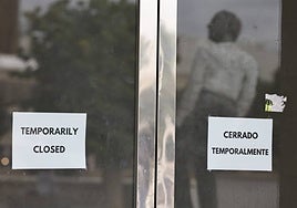 Las puertas del antiguo CAC Málaga, cerradas desde septiembre de 2024 y a la espera de la reforma.