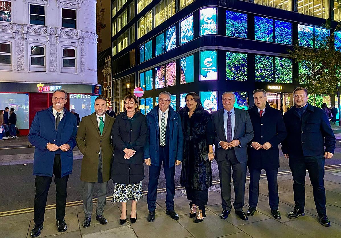 Salado, con la pantalla The Cube Flannels X, junto a alcaldes y concejales de la Costa del Sol.