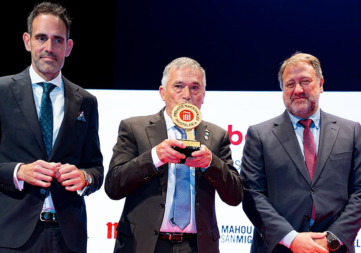Pepe Cobo recoge el premio junto a Javier Frutos y Rafael Toledo.