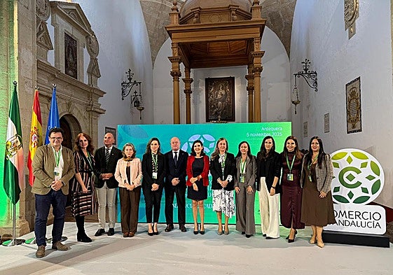 En el centro, la consejera Rocío Blanco con la presidencia del encuentro de comercio