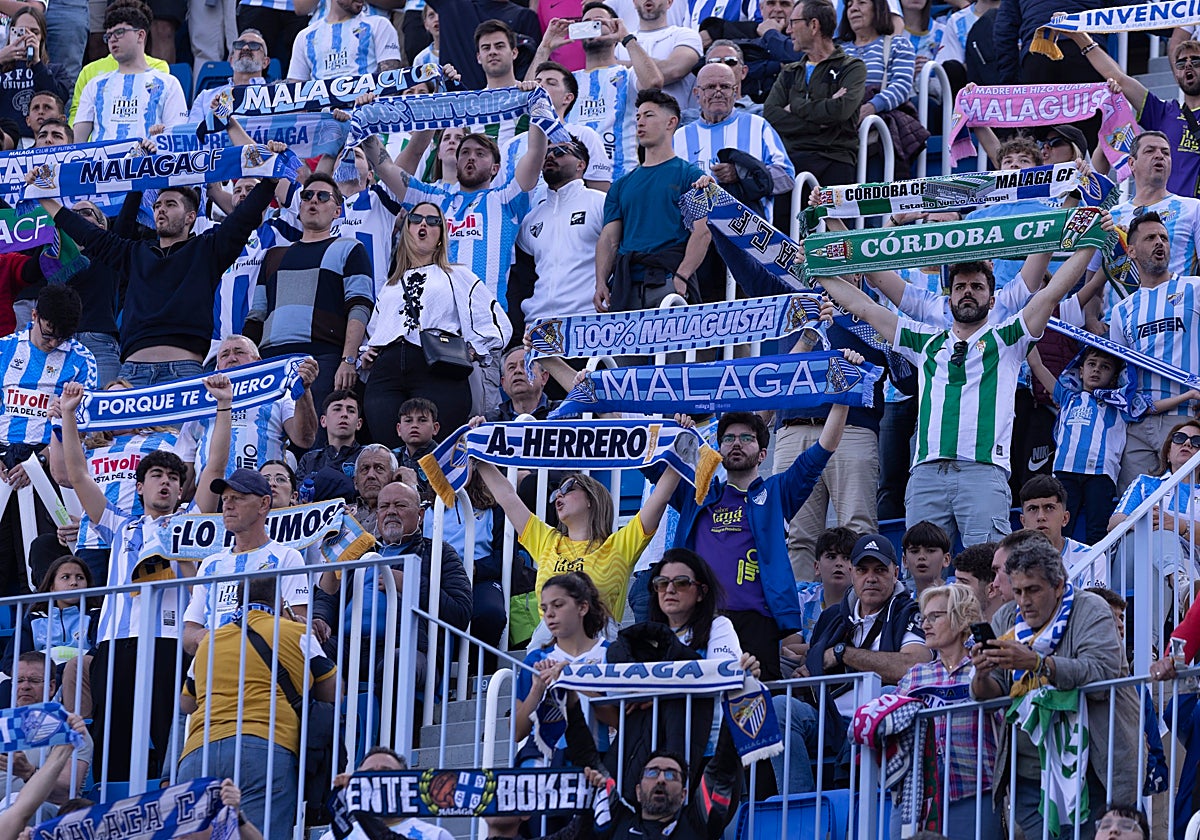 Aficionados cordobeses en La Rosaleda. mezclados con una mayoría malaguista, en abril, en el último derbi.