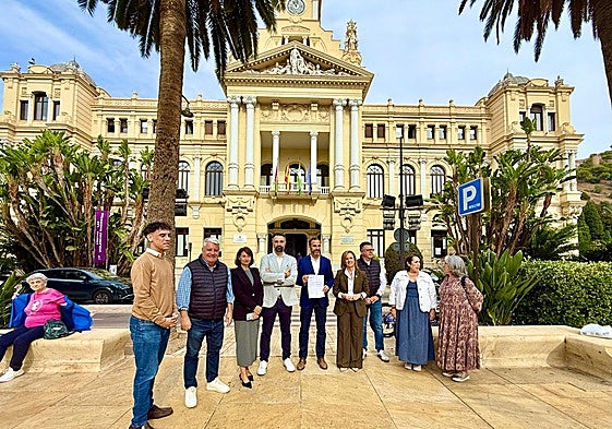 En la imagen, el portavoz socialista, Dani Pérez, con su grupo municipal, delante de la Casona del Parque.