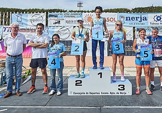 Podio del trail femenino en la modalidad de 23 kilómetros.