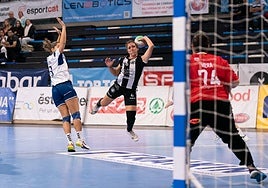 Un remate de Estela Doiro este miércoles.