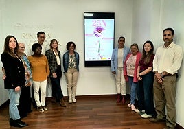 La concejala, junto a representantes de asociaciones, centros educativos y colectivos.