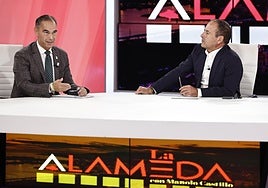 Juan Antonio Lara, alcalde de Benalmádena, y Manolo Castillo, director de SUR, en el plató de 'La Alameda'.
