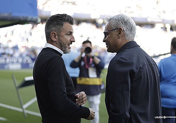 Iván Ania y Sergio Pellicer se saludan antes del último Málaga-Córdoba.