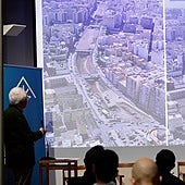 Antonio Góngora muestra el antes y el después de la Rambla de Almería.