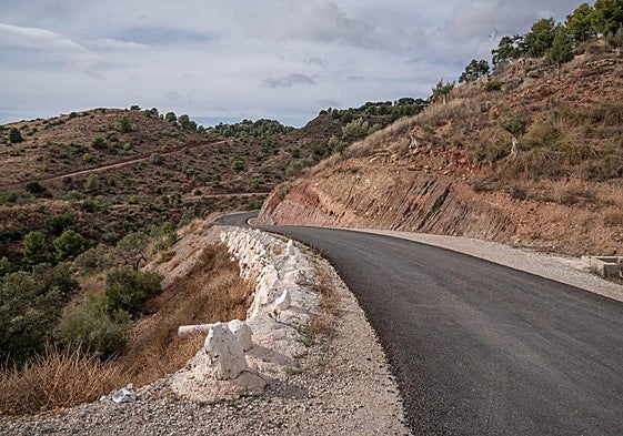 Tramo del camino de Los Andrades que ha sido asfaltado.