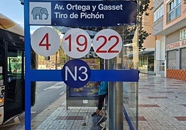 La parada «elefante» de la EMT de Málaga, en la avenida Ortega y Gasset.