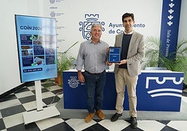 El alcalde de Coín, Francisco Santos, junto al primer teniente de alcalde, Antonio González en la presentación de los presupuestos.