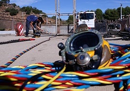 Buzos trabajando este viernes en el sistema de desagüe de la presa.