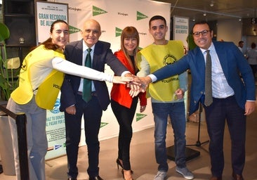 Voluntarios, representantes institucionales y de Bancosol, ayer en la inauguración de la campaña.