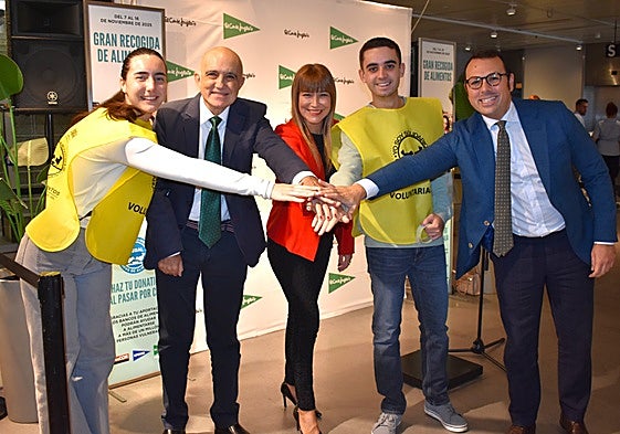 Voluntarios, representantes institucionales y de Bancosol, ayer en la inauguración de la campaña.